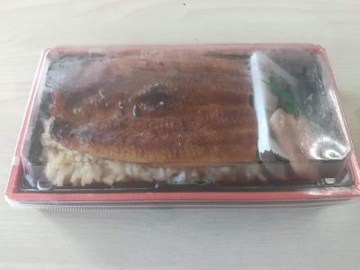26日は「土用の丑の日」という事で、代表よりセブンイレブンのうなぎ弁当が皆様に振舞われました♪
しっかりとスタミナをつけてこの夏も乗り越えて欲しいと思います♩♪ 代表に感謝です♬